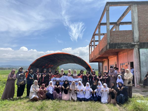 Pramuka dan OSIS SMAN Modal Bangsa Salurkan Bantuan Psikososial untuk Korban Banjir Pidie Jaya