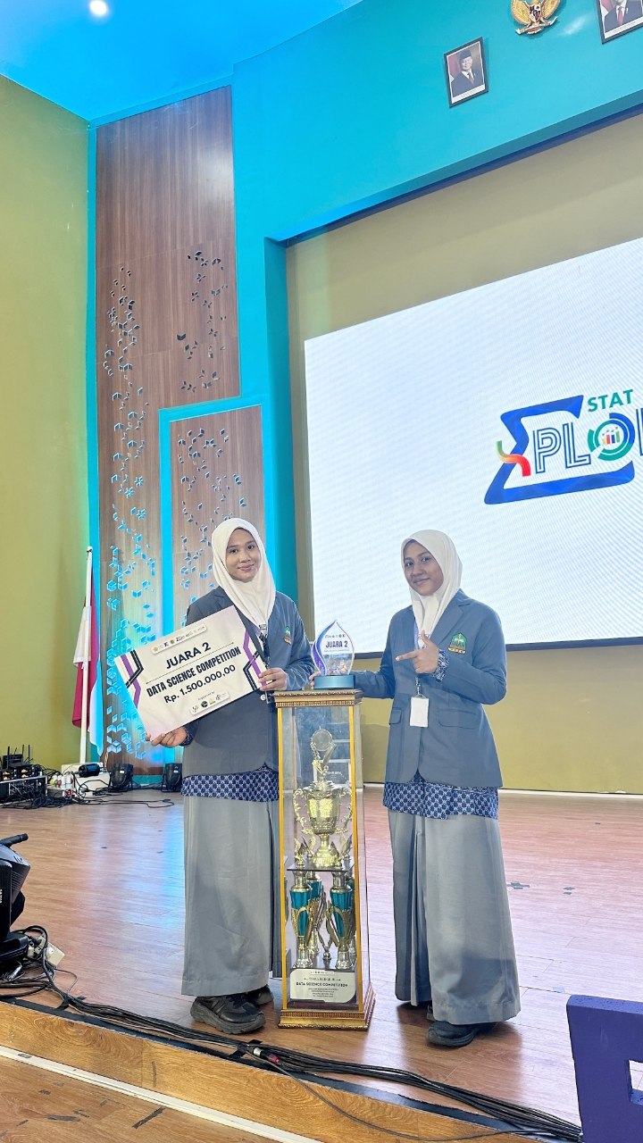 Ika Putri Maulidza dan Siti Nazswa meraih Juara 2 Data Science Competition
